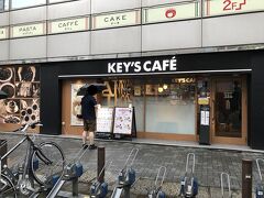 駅前のカフェで朝食。
腹ペコです。
東京は朝食が食べられるお店がたくさんあって、旅行中には有難いね。
だいぶ増えてきたとはいえ、北海道は外で朝食をとる文化がまだ浸透していないから、朝ごはんを食べられる店って結構少ないです。