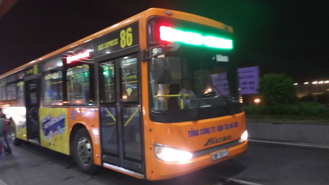 30分近く待って空港行き86番バスに乗車。危うかった。メリアホテル発21:45が最終便だ。(^-^;