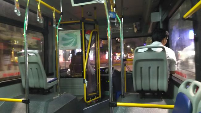 最終便ということもあり、高速道路を飛ばす飛ばす。予定より15分も早くノイバイ国際空港に到着。このバスは35000ドンだった。(^-^)