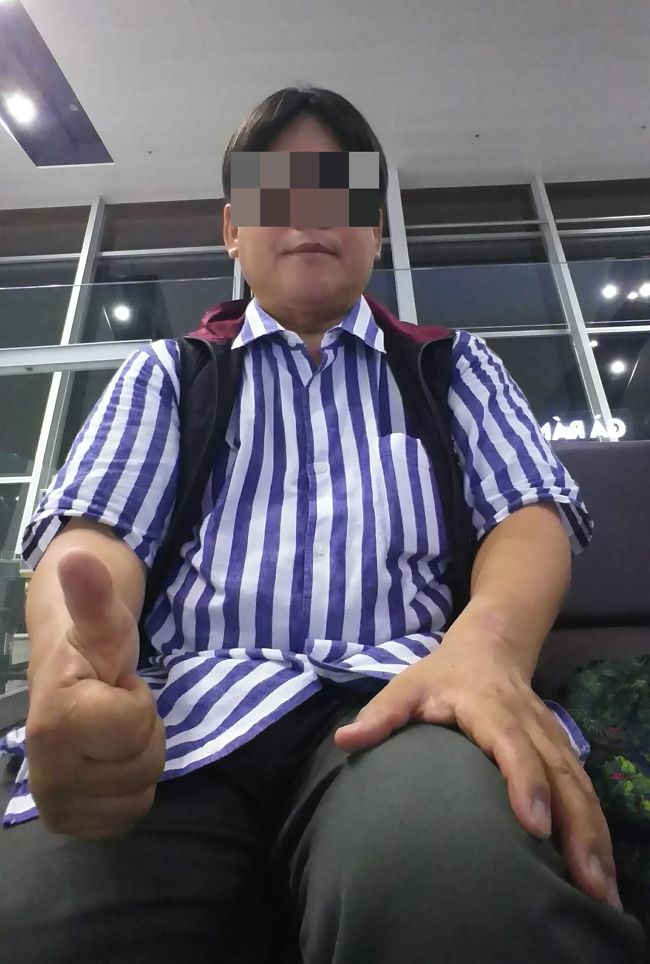 ベトナム航空のカウンター前は搭乗手続きを待つ大勢の人で溢れていた。ダメ元でビジネスクラスカウンターに行ったらあっさり受け付けてくれた｡一安心できたのでビールを飲みながら休憩。(^-^)