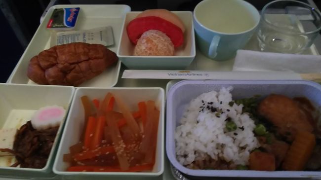 帰国便の機内食は和食を選択。洋食を選ぶべきだった。