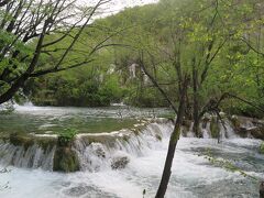 やや大きい湖を進んで行くと、続いてはミルカ・トルニナ滝。
ここは白い流れよりも、階段状になっている形状がいいです。