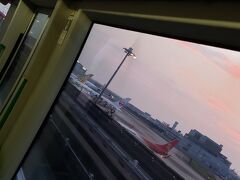 定刻通りに、関空に到着。
ふと見るとJALの嵐ジェットが居ました。
ハワイ便でしょうね～