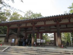 唐招提寺の駐車場は、奈良県道奈良大和郡山斑鳩線の唐招提寺入口交差点を西に折れて、秋篠川に架かる小さな橋を渡ると、すぐ左側にありました。
駐車場から南大門はすぐです。