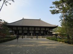 唐招提寺の金堂（国宝）が正面に見えます。
奈良時代の建造物で、寄棟造。
金堂内には、盧舎那仏座像を中心に、右に薬師如来立像、左に千手観音立像の三尊が安置されています。