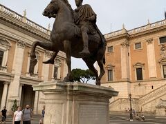 カンピドーリオ広場の騎馬像。とくに何もないんですが、ローマに来ると毎回来ちゃいます。
高台の広場の雰囲気が好きなんですよね～。