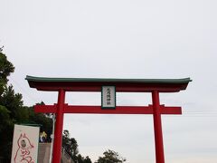 今回のメイン観光ポイント、元乃隅神社。
最近のインスタ映えスポット。
朝から何台もの観光バスが停まっていて、ツアーのお客さんが多かったです。