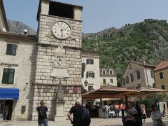 ドゥブロブニクからバスで２時間でモンテネグロのコトルに到着しました。
国境を越えもスムーズで時間はかかりませんでした。

コトルは正門をくぐるとすぐ広場があって時計塔があります。
正門の前に観光案内所もあります。