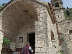 救世聖母教会に着きました。
まだ山頂まで半分も来ていません。
体力に自信が無ければここまで登れば充分かもしれません。