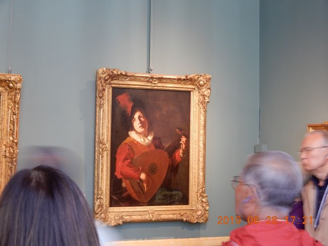 う～～ん、芸術品だ・・・ろう。<br /><br />少しは感性が磨かれるのだろうか。<br />今のビルの自宅用には、玄関からエレベーターホールからリビング迄、芸術品？らしい「絵」を飾っているが、どれが芸術だか・・・やはり家系・遺伝も有るのではなかろうか。