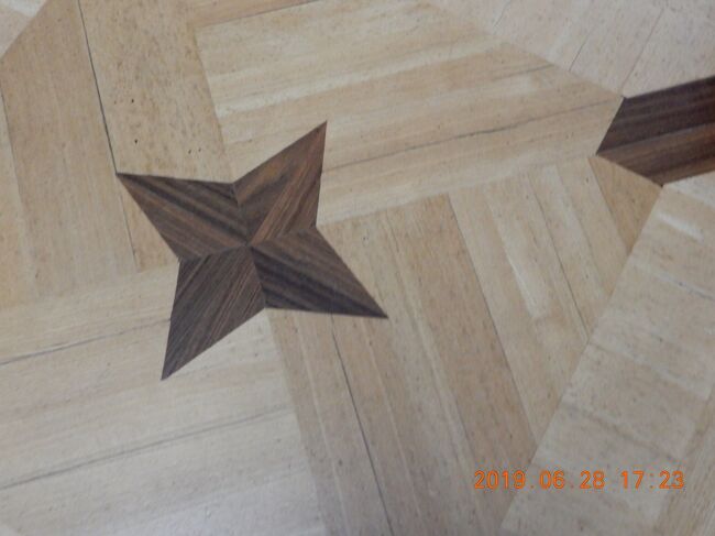 見る人は少ないが、床も凝っています。エルミタージュ美術館