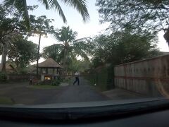 タンジュンサリに到着、
空港を出てから約４０分でした。
まだ明るいです。

セキュリティゲートを通過して・・・
