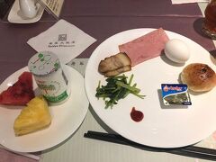 ８時、ホテルの朝食。
こちらのホテルの朝食は今まで宿泊してきた台北のホテルに比べて
比較的美味しかった＾＾
後の予定もあるので控えめに。