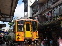 突然笛のピーーーーッ！！！って音が。
電車が来たぞーという合図。
線路上の人があっという間に居なくなりました。