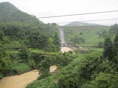 笠堀ダムの見学後は近くにある大谷ダムへ。
堤高75m、堤長360m。今回のダム巡りでは唯一のロックフィルダム。
洪水調整、河川維持、上水道確保などを目的に1994年に完成。
新潟県では初めてのロックフィルダムだそうだ。

ダム手前の橋の上から堤体を一望出来る。眺めると堤体は草木に覆われ
パッと見、アースダムにも見えたりする。かつては、堤体下は公園
として開放されてた様だけど、今は全く手入れされず、立ち入り禁止。