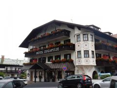 明日のお天気（雨らしい）や雨の場合の過ごし方など
アドバイスをいただいているうちに今日の宿に到着しました。
Hotel Zugspitze　駅から徒歩5~10分です。
