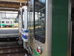 妙高はねうまラインの列車とほくほく線の列車を真横から見てみる。こうして見てみると、顔というか形というか似てるなー。