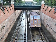 雨が上がってすぐで全然並ばずラッキー☆
ケーブルカーで王宮の丘までは、
片道1200Ft、往復1800Ft。
3つの箱をくっつけたような車両の、
上るときは一番下に乗らないと、
くさり橋が良く見えませーん。