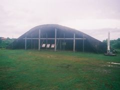 掩体壕全景。右側には義烈空挺隊玉砕之地碑が見えている。