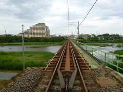 浅川に架けられた八高線の鉄橋