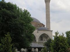 マケドニア博物館の隣には大きなモスクがあります。