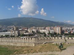 旧市街には街を一望できる城跡があります。
マケドニア広場から歩いて10分ほどでここまで来れるので、日中は問題なさそうですが、たまに強盗が出るらしいので、明るい時間に行きましょう。