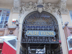 Galerie Vivienne
ラ・フイヤード通り側　エントランス

パリで最も美しいといわれてるパサージュらしい。入口の装飾やアイアンワークも見事。