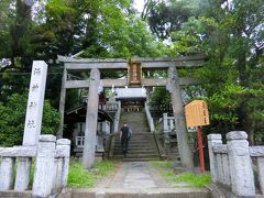 日航亭大湯の近くの湯前神社。石鳥居と石燈籠は江戸時代に熱海温泉で湯治した大名が寄進したもので、熱海市指定文化財。