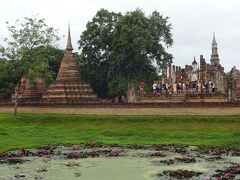 　池を挟んで遺跡が見えた。
　『マハタート遺跡』。
　200ｍ四方の堀に囲まれた、王宮を兼ねる寺院で、
　18の聖堂と185基の仏塔が集まる、スコータイ最大の遺跡だ。