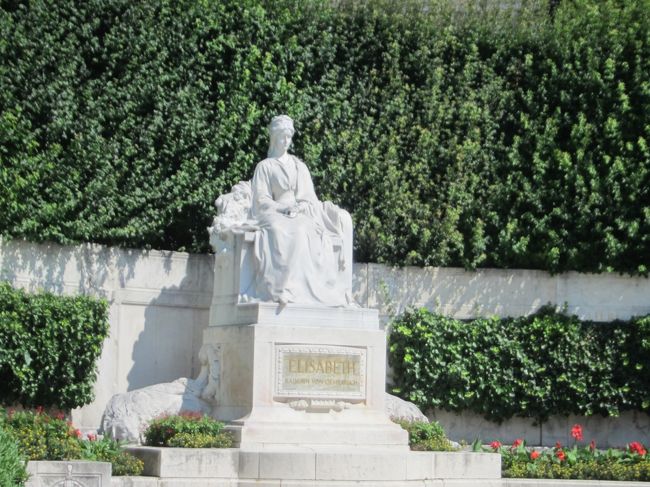 フォルクス庭園にあるエリザベートの像