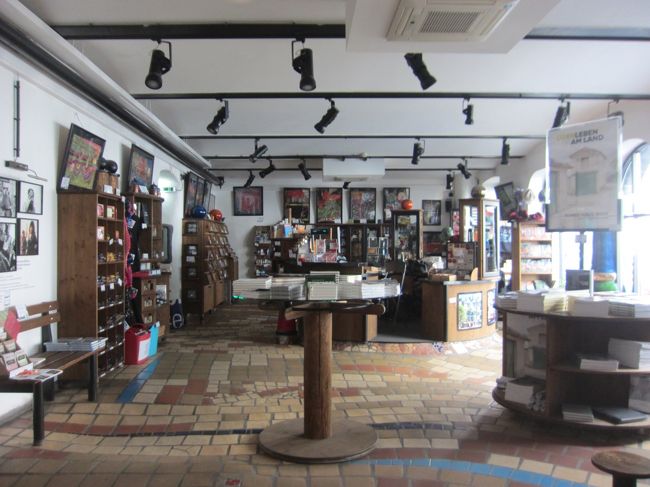 中のショップ。ここの床も波打っています。