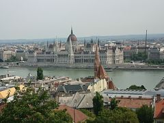 丘からドナウ川を挟んで対岸にある国会議事堂が見渡せます。午後はあの議事堂の中を見学します。

この旅３つ目の世界遺産『ブタペストのドナウ河岸とブタ城地区およびアンドラーシ通り』