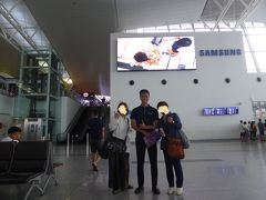 現地旅行社の青年とちゃっかり記念撮影。
