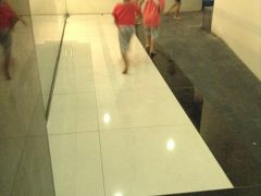 ほろ酔い気分でホテルに戻ってくると、エントランスに何故か近所の子供たち。
ここだけ明るいし、自動ドアが開くたびフロントから涼しい風が出てくるしで、いい遊び場なのでしょう。
日本では考えられない光景でしょうが、このおおらかさが私は好きですね。