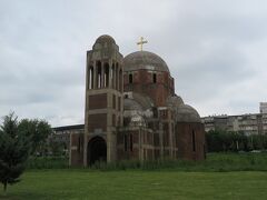 国立図書館の敷地には、セルビア正教の教会があります。
閉鎖されてポツンと建つ様子が寂しさを醸し出しています。

ところが、建てられたのは1999年。つまりコソボ紛争中ということになります。
セルビア人はこの土地を手放したくなかったんだろうな～と複雑な気持ちになります。