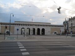 マリアテレジア広場から道路を挟んで向かいには王宮への入り口、ブルク門があります。