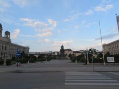 国立オペラ座の前の道を西に向かうと300mくらいでマリアテレジア広場が見えてきます。