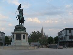 新王宮の向かいにはカール大帝の銅像があります。
その奥に見える塔はウィーン市庁舎になります。