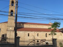 広場から右に入っていくとゲオルグ教会があります。
これは正教会の教会になります。