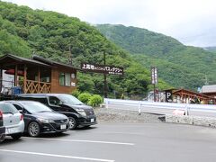 上高地に向かうバス停のある駐車場に入ります。