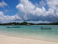 来たぜ　川平湾！
ほんとに綺麗！
ガイドブックの写真と同じ！

時間ないからグラスボートは乗らないよ。



