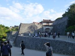 歓会門。
平日なのに観光客(特に海外)がたくさん。城内のスタンプラリーをしたかったけど、外国の方々がたくさん並んでて、しかも押すのが遅くて時間がかかりそうだったので、諦めました。