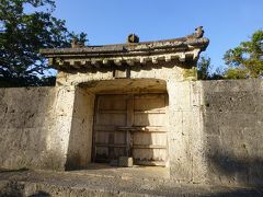 首里城に向かうときに見逃していた園比屋武御嶽石門。
ここも世界遺産です。