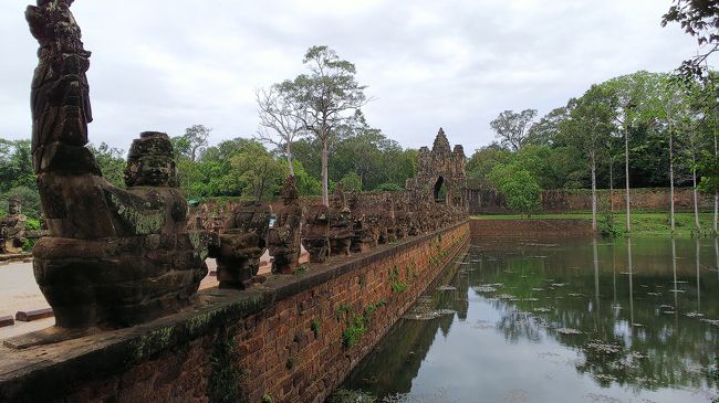 まずは、アンコール・トムの入り口。<br /><br />