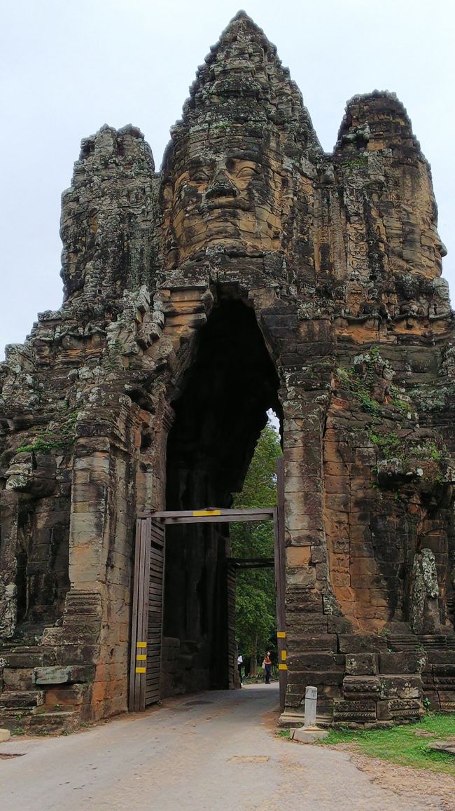 南門です。<br />石の顔が見えます！ワクワク～