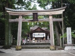 鳥居前で１礼してお参りします