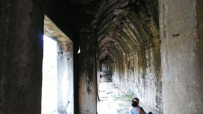 大事な建物には廻廊がこの様に<br />ミャンマーもそうでしたね