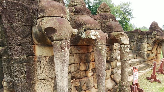 ここまで結構な距離です<br />象のテラス<br />象の彫刻だらけ！<br />素敵です。