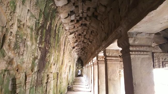 この廻廊はゴロゴロとした石だらけに崩れたのを、今の技術で再生したらしい。