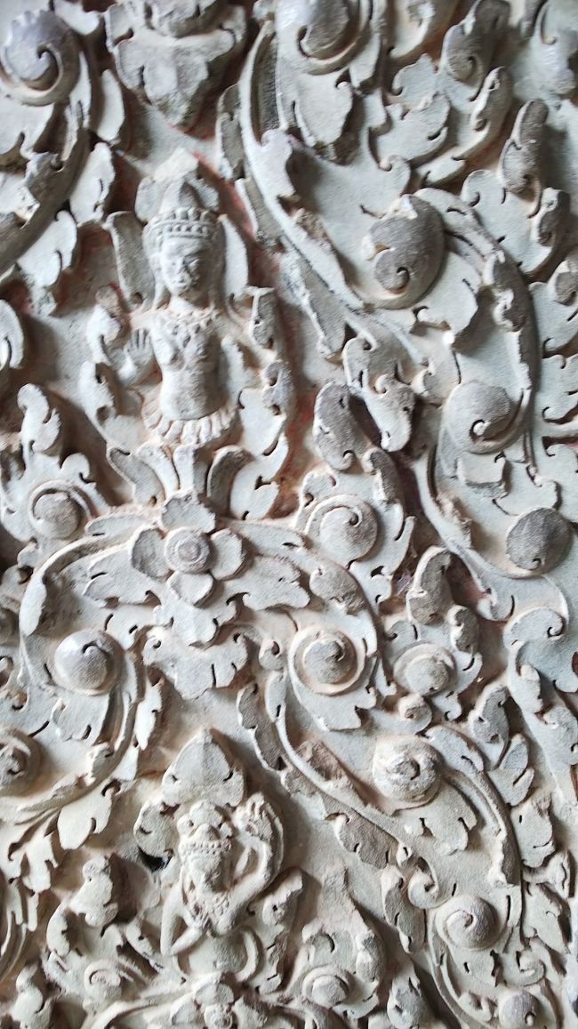 門や扉。柱の彫刻も素晴らしい。